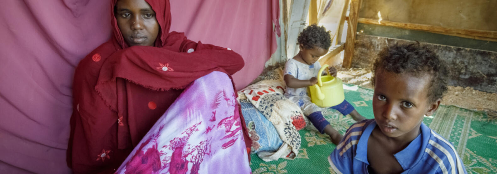Une mère et ses deux enfants en Somalie