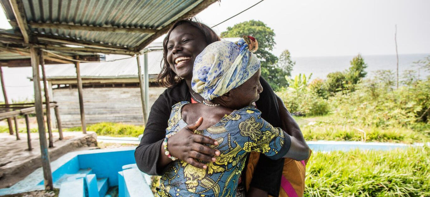 Rebuild Women's Hope oprichtster Marcelline Budza omhelst een andere vrouw.