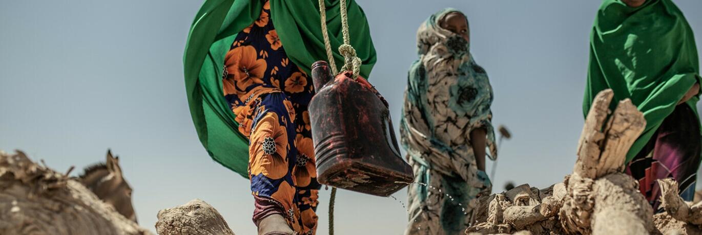 Ici, des jeunes filles somaliennes recueillent de l’eau dans un puits du village de Docoloha, au Somaliland. Photo : PabloTosco/Oxfam