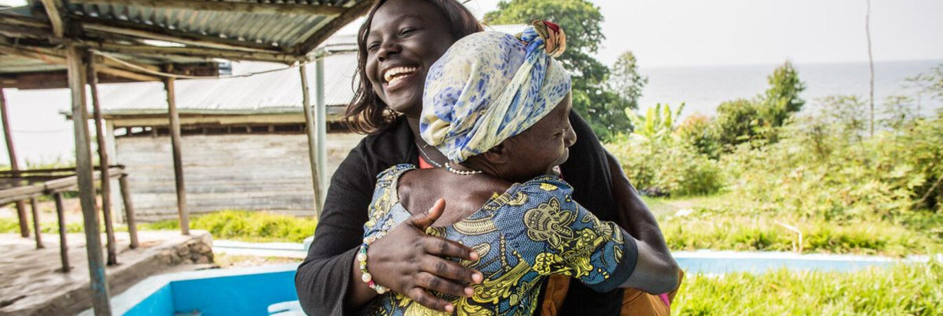 Rebuild Women's Hope oprichtster Marcelline Budza omhelst een andere vrouw.