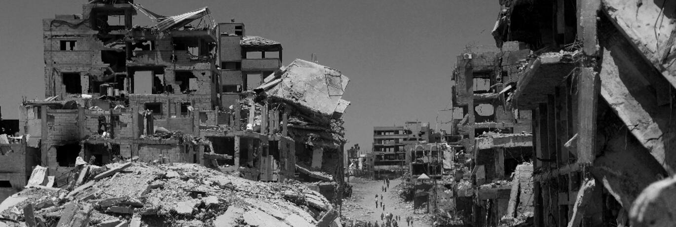 Zwart wit beeld van verwoest Gaza
