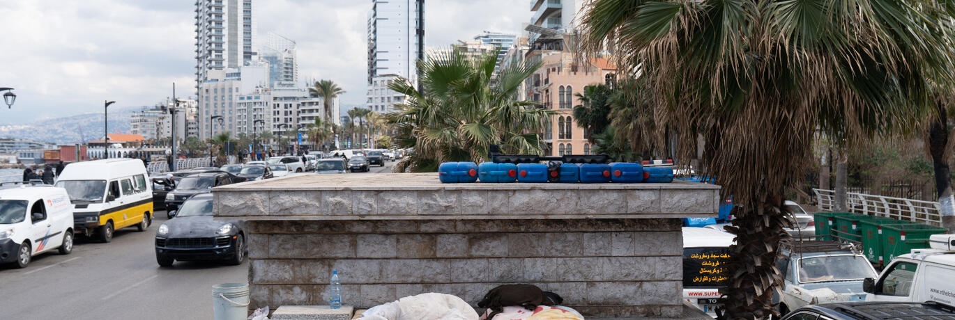 Een ontheemde familie uit het Zuid-Libanese stadje Mais El-Jabal slaapt langs de weg met uitzicht op de waterkant in de wijk Ain El-Mreisseh, nadat ze hun huis in Beiroet, Libanon, zijn ontvlucht, 4 maart 2026.