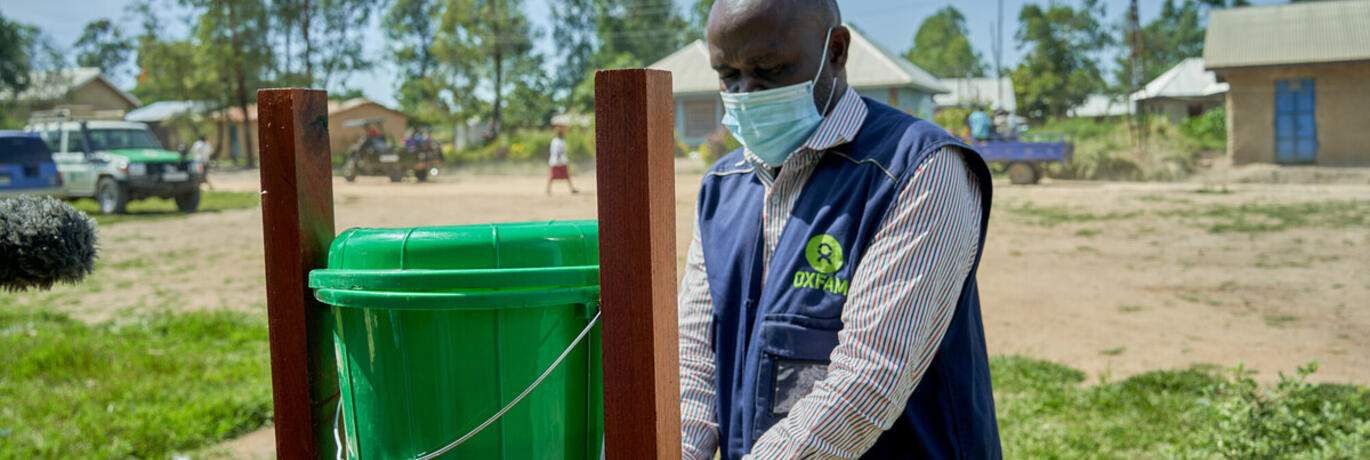 Roger Kalimira (Oxfam WASH officer) wast zijn handen.