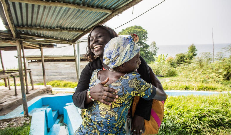 Rebuild Women's Hope oprichtster Marcelline Budza omhelst een andere vrouw.