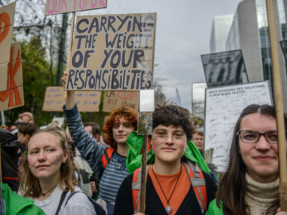 30 000 personnes défilent dans les rues de Bruxelles pour exiger des solutions climatiques justes en amont de la COP 27