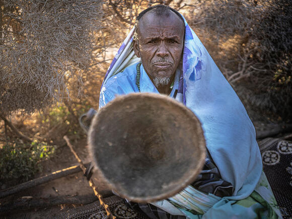 Honger in de Hoorn van Afrika - oude man toont lege oogstmand