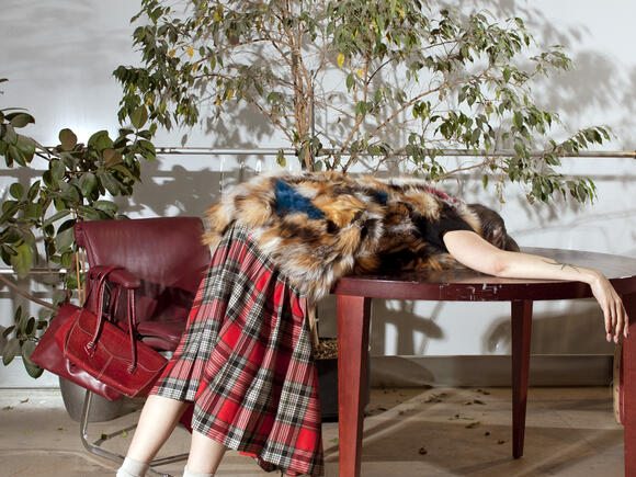 Chibi Ichigo hangt over een tafel, gekleed in de Oxfam Infinity collectie