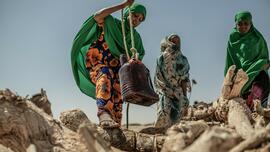 Ici, des jeunes filles somaliennes recueillent de l’eau dans un puits du village de Docoloha, au Somaliland. Photo : PabloTosco/Oxfam