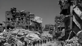 Zwart wit beeld van verwoest Gaza