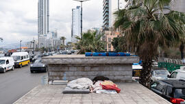 Een ontheemde familie uit het Zuid-Libanese stadje Mais El-Jabal slaapt langs de weg met uitzicht op de waterkant in de wijk Ain El-Mreisseh, nadat ze hun huis in Beiroet, Libanon, zijn ontvlucht, 4 maart 2026.