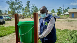 Roger Kalimira (Oxfam WASH officer) wast zijn handen.