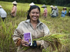 Partner met rijst als grondstof en als afgewerkt product in de armen.