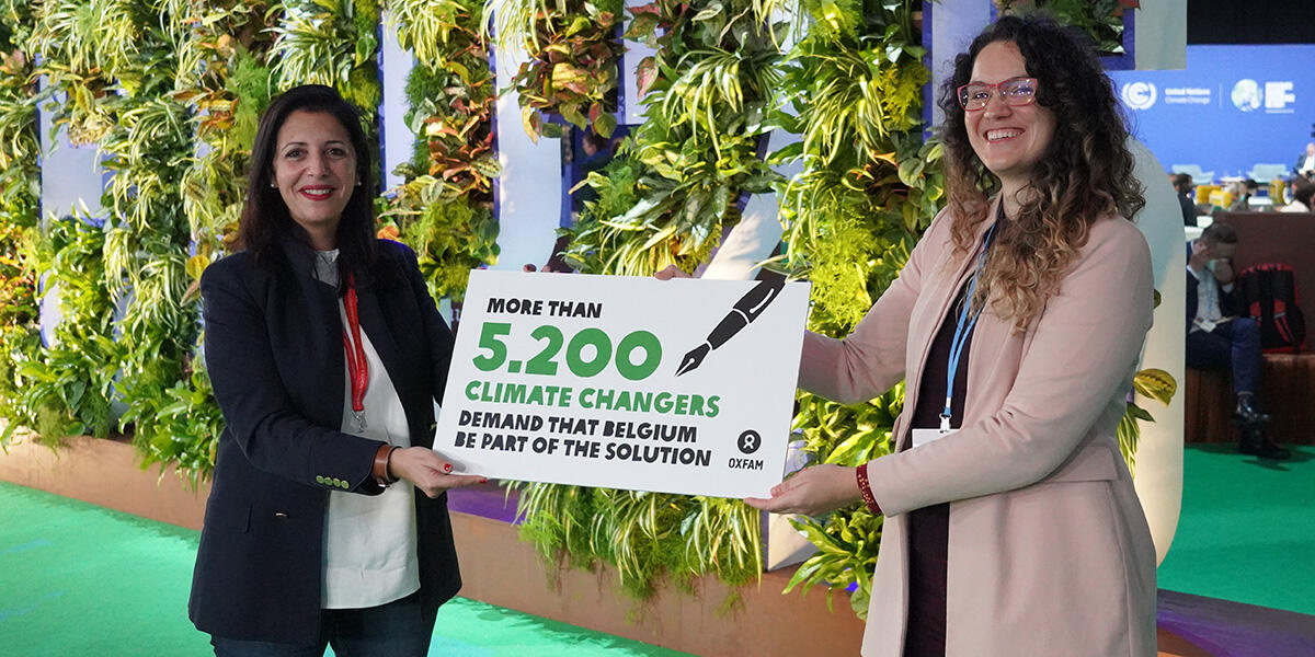 Lors de la 26e COP à Glasgow, nous avons remis à Zakia Khattabi, alors ministre fédérale de l’environnement, notre pétition exigeant de la Belgique qu’elle assume sa responsabilité de pollueur historique à l’égard des pays en première ligne en augmentant sa contribution au financement climat international.
