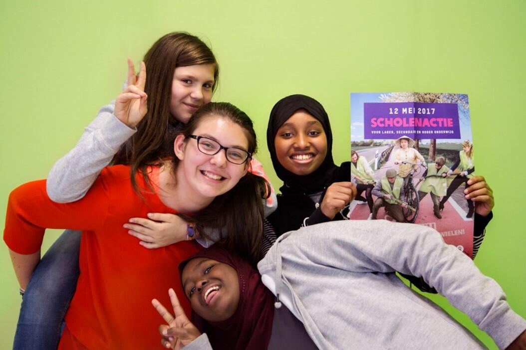 leerlingen van wereldwinkel op school