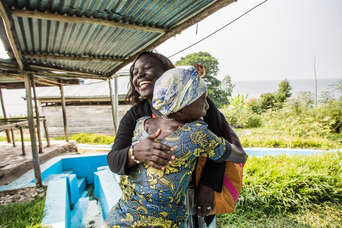 Rebuild Women's Hope oprichtster Marcelline Budza omhelst een andere vrouw.