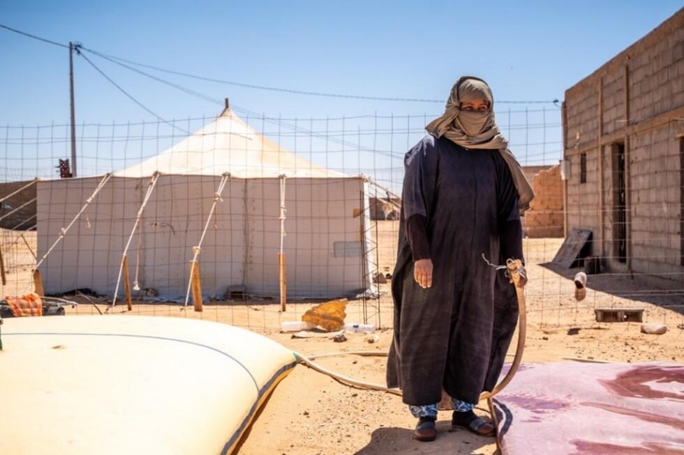 Embarka remplit sa poche à eau dans le camp de réfugiés sahraouis de Boujdour, au cœur du désert algérien, un geste quotidien dans un endroit où chaque goutte compte.